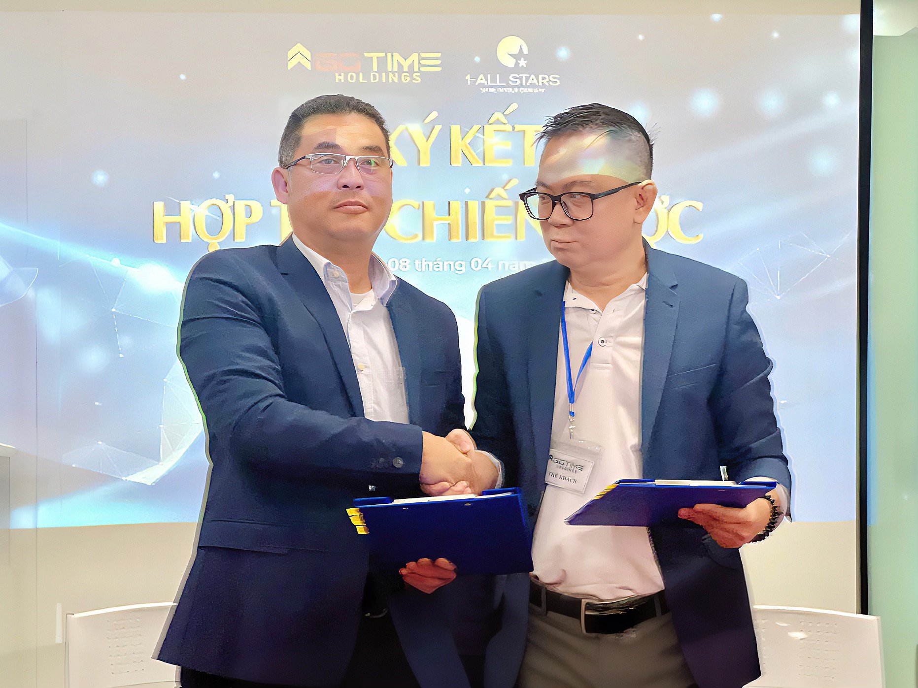 ông Đoàn Vinh Quang - Tổng Giám đốc Gotime Holdings và ông Nguyễn Cao Tùng - CEO 1-All Stars bắt tay ký kết 