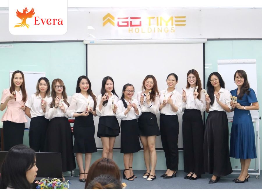 Evera tổ chức tặng son và nước hoa cho toàn thể nhân viên