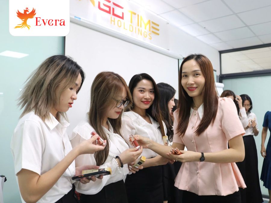 Evera tổ chức tặng son và nước hoa cho toàn thể nhân viên